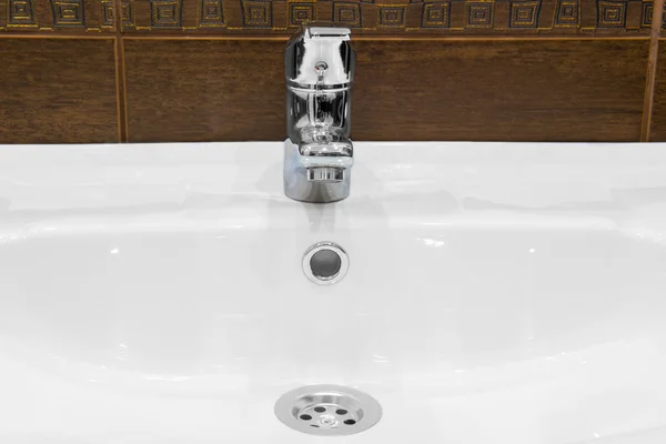 Lavandino, e rubinetto lucido in bagno — Foto Stock
