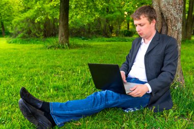 sevimli genç işadamı bilgisayar başında dikkatle çalışma