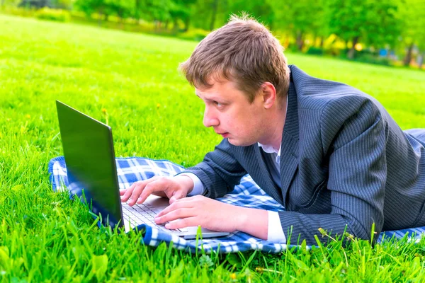 Arbeta i parken utomhus i internet — Stockfoto