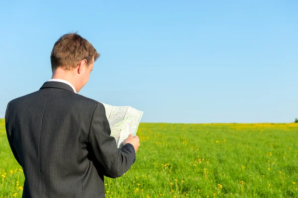 Viaggiatore perso in una giacca con una mappa — Foto Stock