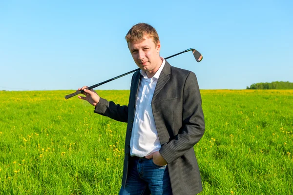 Jovem empresário gasta seu tempo livre jogando golfe — Fotografia de Stock