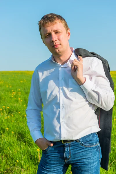 Portret van mannelijke ondernemer zomerdag in het veld — Stockfoto