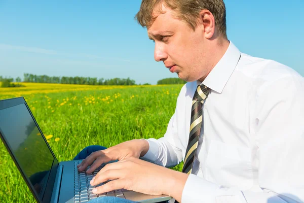 Hombre de negocios que trabaja en la naturaleza de Internet — Foto de Stock