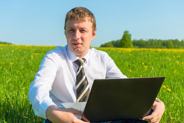 Manager fungerar på naturen med laptop — Stockfoto