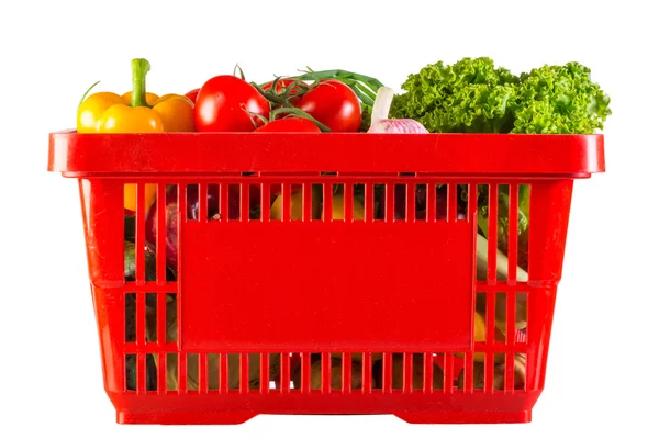 Червоний пластиковий кошик повний здорових вітамінів — стокове фото