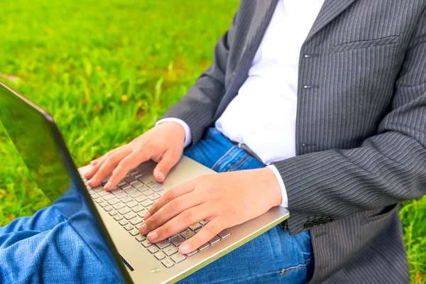 Mani maschili di un uomo d'affari che lavora con un computer portatile Immagini Stock Royalty Free