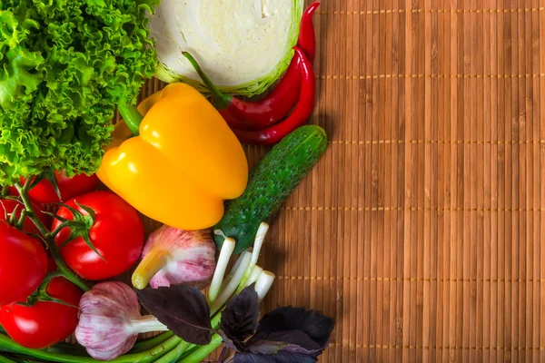 Купа смачних корисних овочів на дерев'яній серветці — стокове фото