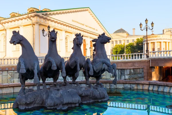 Fuente con caballos en la Plaza Manezh de Moscú — Foto de Stock