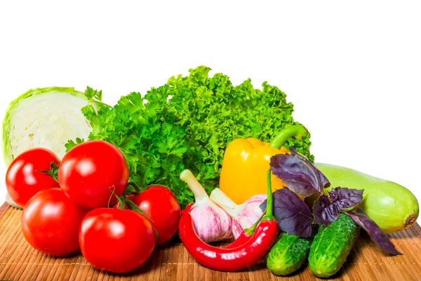 Verduras frescas crudas sobre fondo blanco —  Fotos de Stock