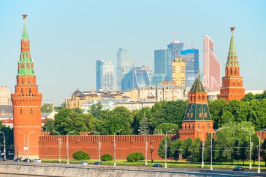 Moskova kremlin ve gökdelenler görünümünü