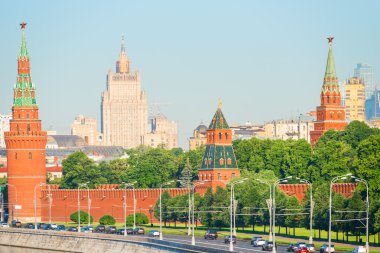 Moskova'daki kremlin duvarları boyunca araç trafiği