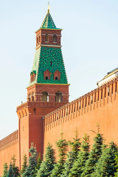 Parte de la muralla y torre del Kremlin de Moscú —  Fotos de Stock