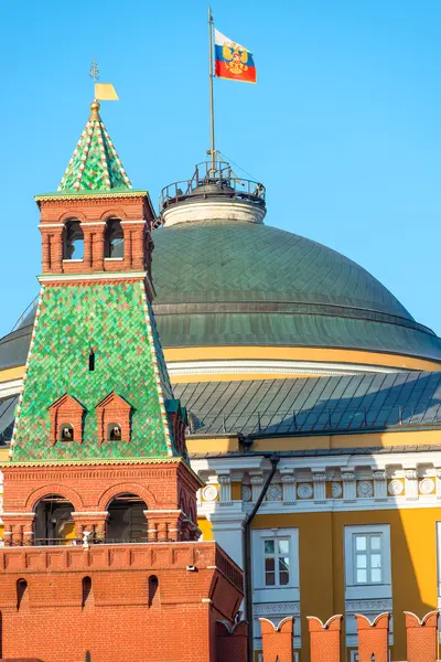 Drapeau russe sur un bâtiment du Kremlin — Photo