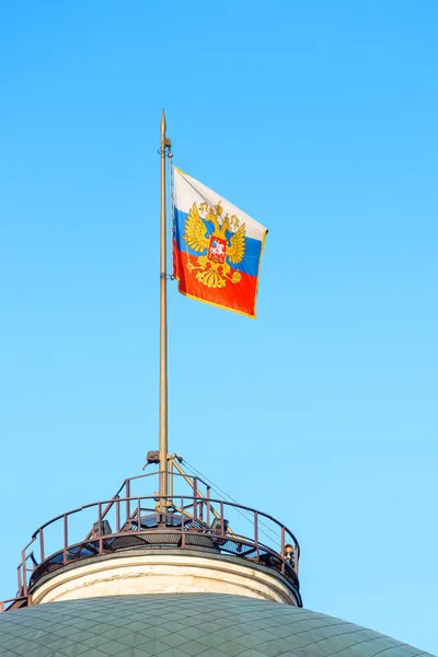 Fel a tetőre, az épület a kormány az orosz zászló — Stock Fotó