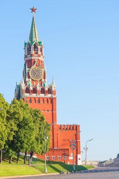 Kremlin van Spasski toren met klokgelui en blauwe hemel — Stockfoto