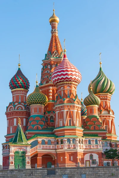 Hermosa cúpula de San Catedral de Basilio en la Plaza Roja de Moscú —  Fotos de Stock