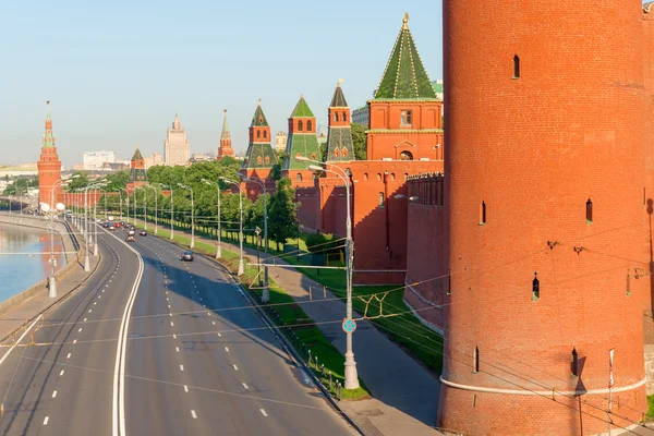 Camino a lo largo de los muros del Kremlin de Moscú — Foto de Stock