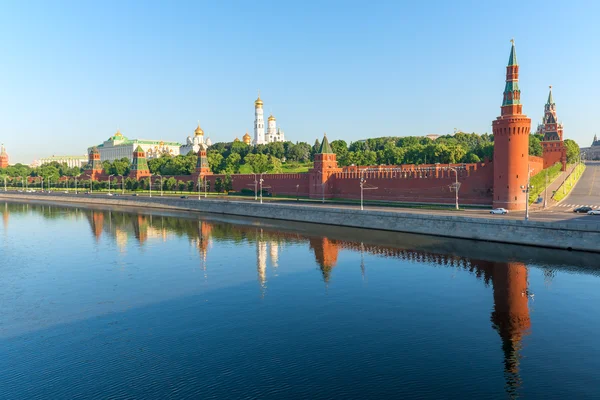 Moskva řeky a moskevský Kreml ráno — Stock fotografie