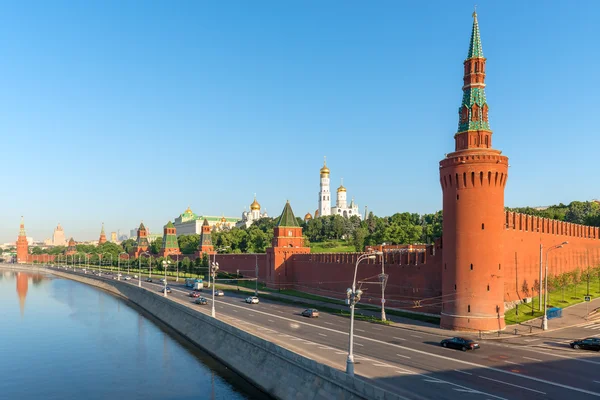 Moskva říční nábřeží podél zdi Kremlu — Stock fotografie