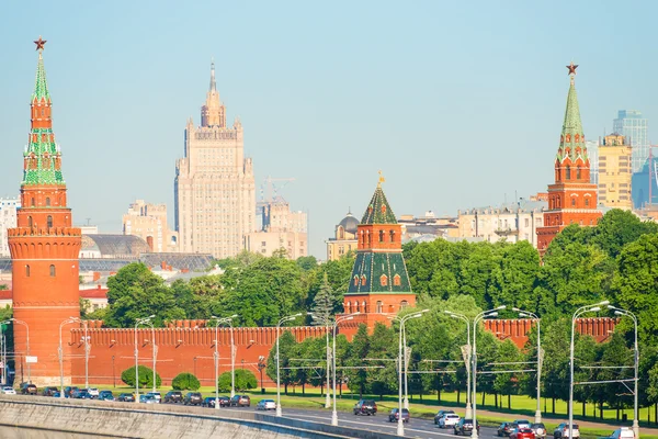 Tráfico vehicular a lo largo de los muros del Kremlin en Moscú — Foto de Stock