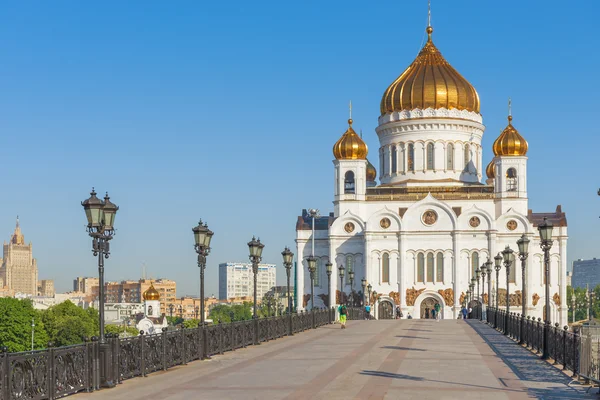 Pedestrian bridge leading to the Christ the Savior Cathedral in — Stock Photo, Image