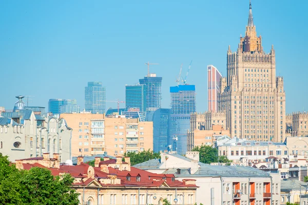 Farklı zamanlarda Moskova merkezinde inşa — Stok fotoğraf