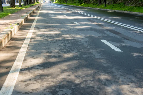 Şehirde yağmur closeup sonra boş yol — Stok fotoğraf