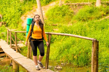 genç güzel turistik ormanda bir yürüyüş içinde