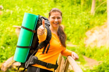 mutlu kız ormanda bir sırt çantası ile