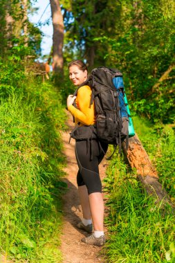 genç güzel kız ormanda tatil