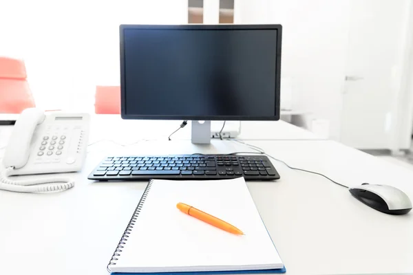 Off Ordinateur sur le bureau au bureau — Photo