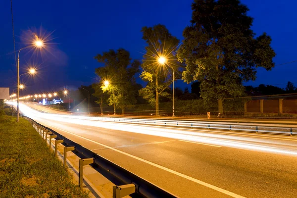 Bela tiro carros em movimento à noite — Fotografia de Stock