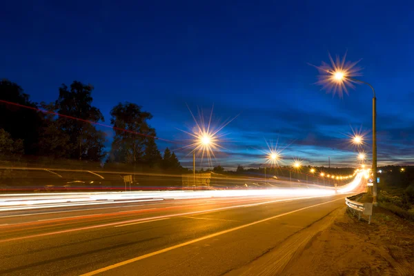 Ślady ruchomych świateł samochodów na autostradzie — Zdjęcie stockowe