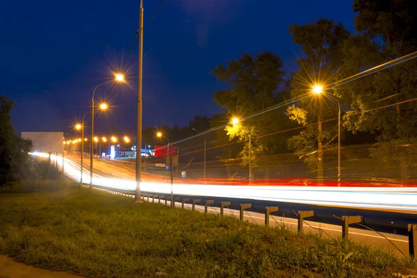 Nachtverkehr in Stadtautos — Stockfoto