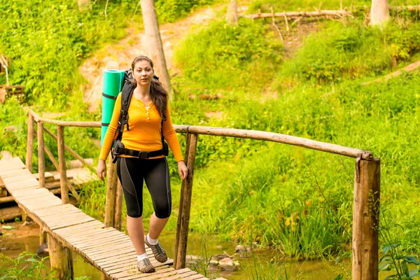 genç güzel turistik ormanda bir yürüyüş içinde