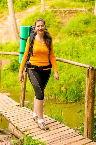 Flicka turist passerar river bron — Stockfoto