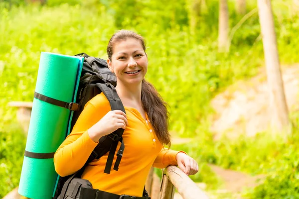 Charmiga brunett i en vandring med en ryggsäck — Stockfoto