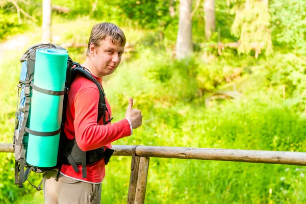 memnun adam ormanda kamp gidiyor