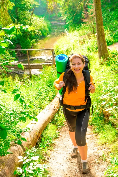 Kız güzel bir yürüyüş ve yeşil yaz orman
