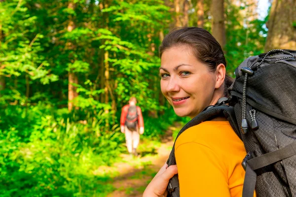 Leende flicka och hennes man i en vandring — Stockfoto