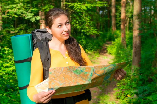 Turist flicka tycker din väg genom skogen — Stockfoto