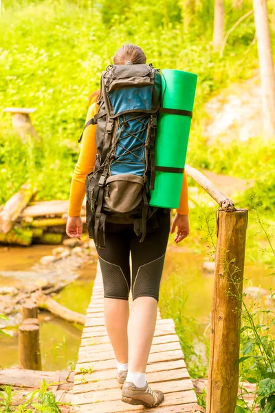 Turist med en ryggsäck i en vandring — Stockfoto