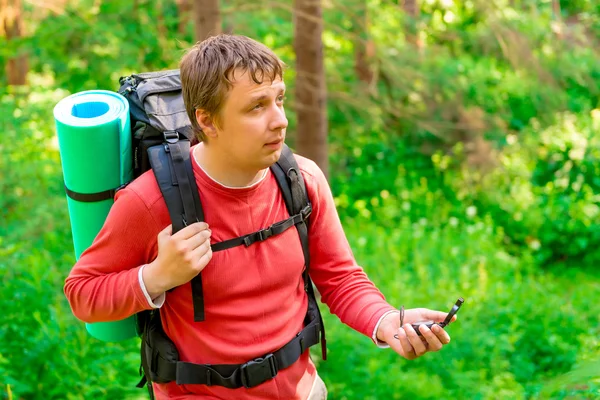 Ein verlorener Tourist bei einer Wanderung mit dem Kompass — Stockfoto