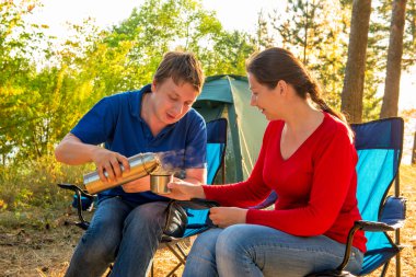 adam sıcak çay termosu eşinden dökülen.