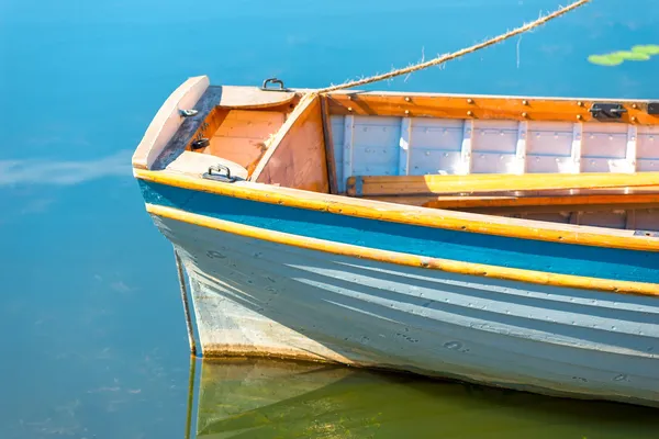 Poupe d'un bateau sur le lac gros plan — Photo