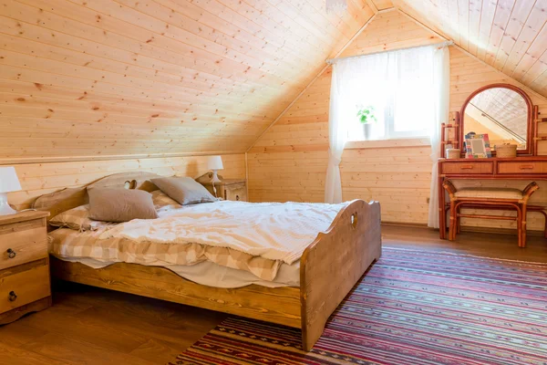Camera da letto interna in un casale di legno — Foto Stock
