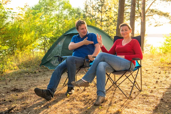 Pareja hablando en unas vacaciones de camping — Foto de Stock
