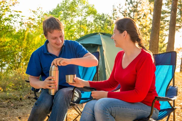 Family drinking tea next to the tent near Pine — Stock Photo, Image