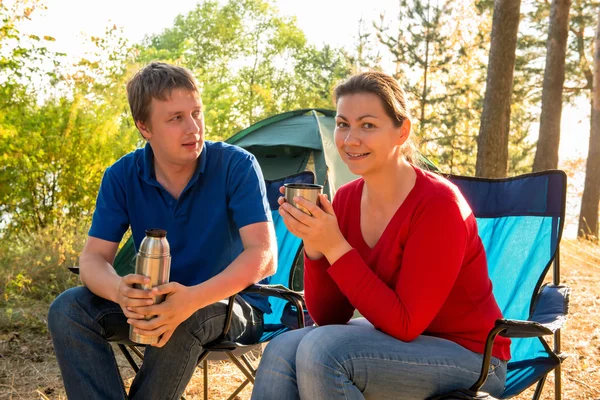 Beautiful couple spending the weekend in nature — Stock Photo, Image