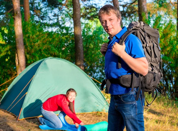 Paar gerangschikt voor de nacht op een camping — Stockfoto